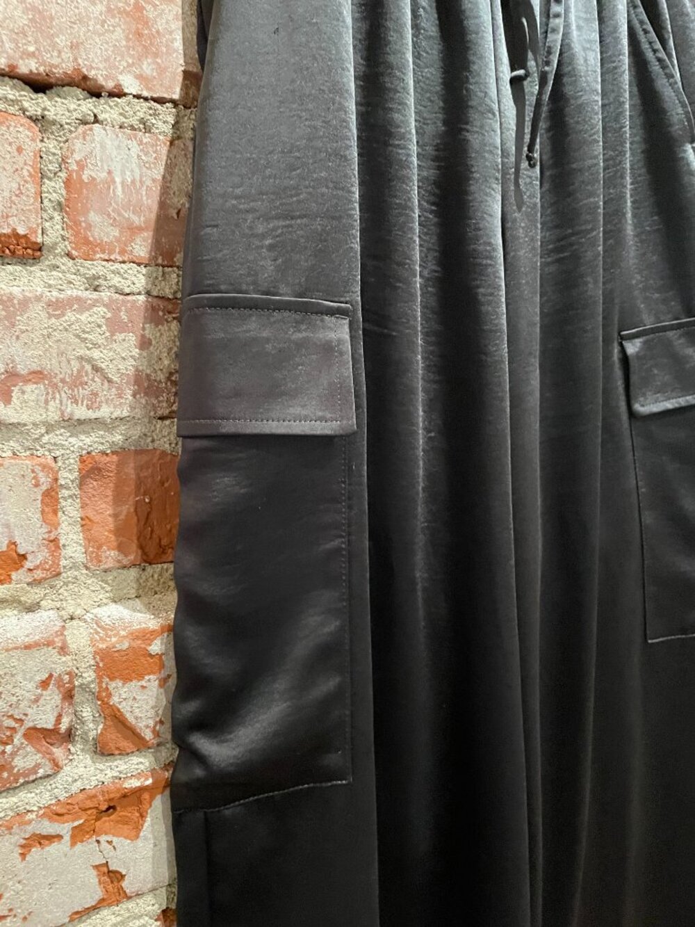 GAP Black Flowy Cargo pant in Sateen - Picture 6 of 6